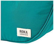 Roka Farringdon Taslon クロスボディ バッグ - オーシャン ビュー ブルー