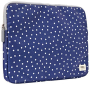 Roka Brick Lane リサイクル キャンバス ラップトップ スリーブ - ネイビー ポルカドット