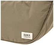 Roka Farringdon Taslon クロスボディ バッグ - バジル ベージュ