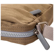 Roka Bond リサイクル キャンバス クロスボディ バッグ - Sea Spray Brown