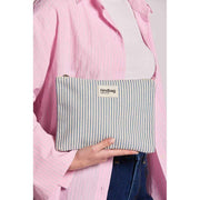 Hindbag Ema ミディアム ジップ ポーチ - ブルー ストライプ